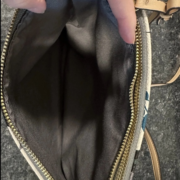 Liz Claiborne Black and Cream Floral Crossbody Bag - Picture 7 of 9